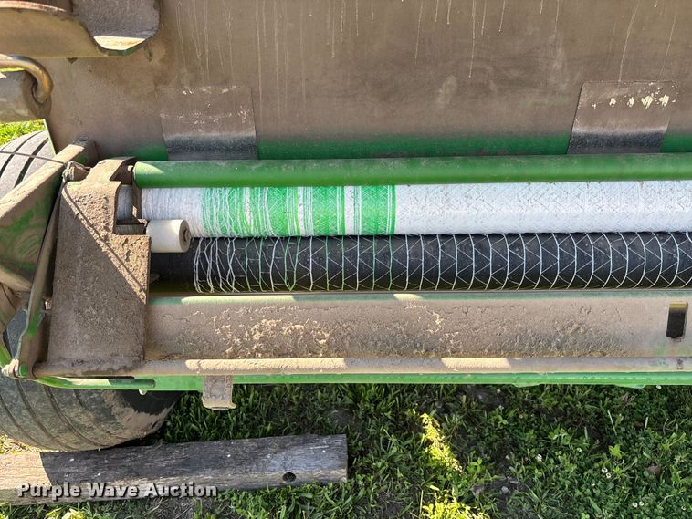 image for item FC5889 2009 John Deere 568 MegaWide Plus round baler