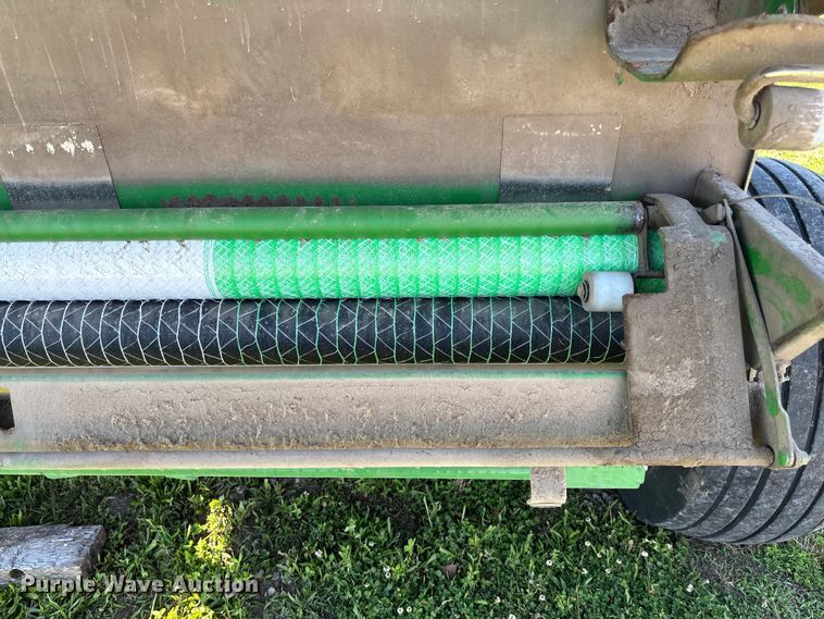image for item FC5889 2009 John Deere 568 MegaWide Plus round baler