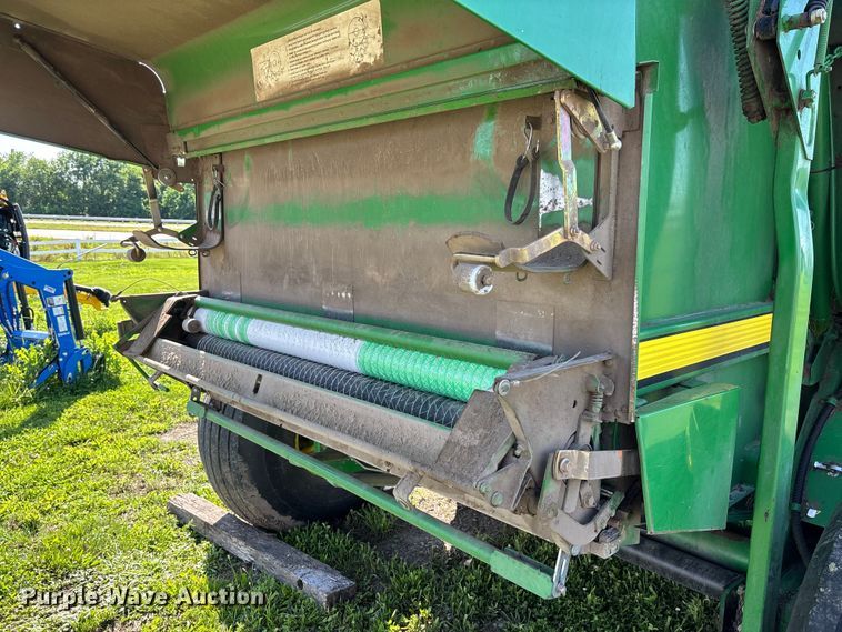 image for item FC5889 2009 John Deere 568 MegaWide Plus round baler