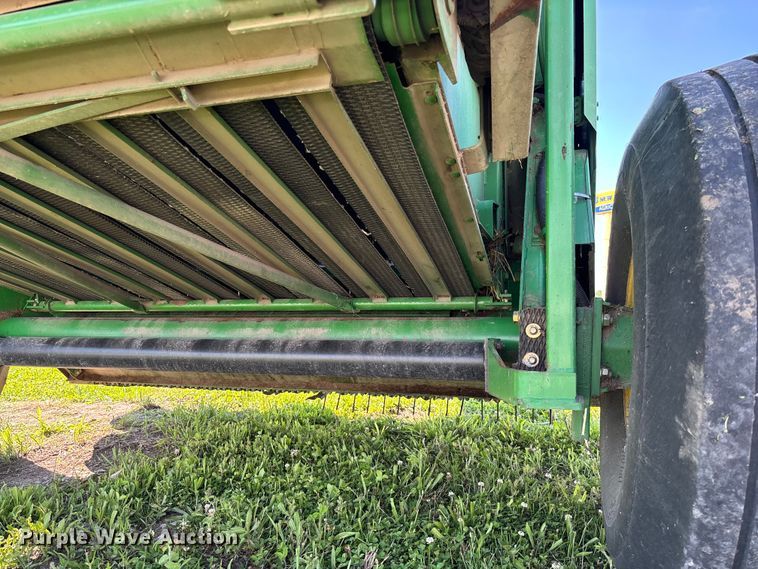 image for item FC5889 2009 John Deere 568 MegaWide Plus round baler