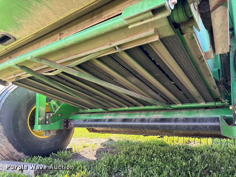 image for item FC5889 2009 John Deere 568 MegaWide Plus round baler