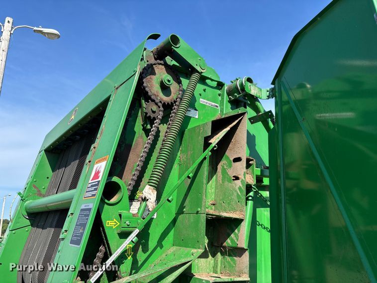 image for item FC5889 2009 John Deere 568 MegaWide Plus round baler