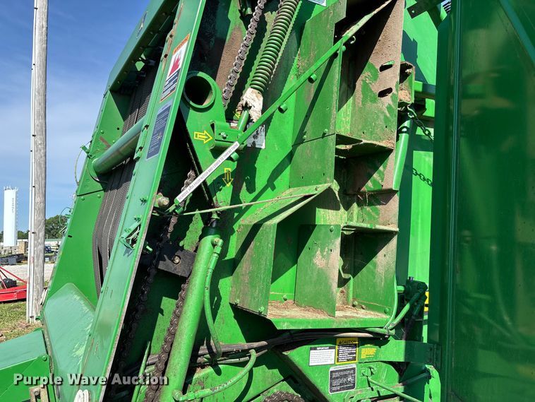 image for item FC5889 2009 John Deere 568 MegaWide Plus round baler
