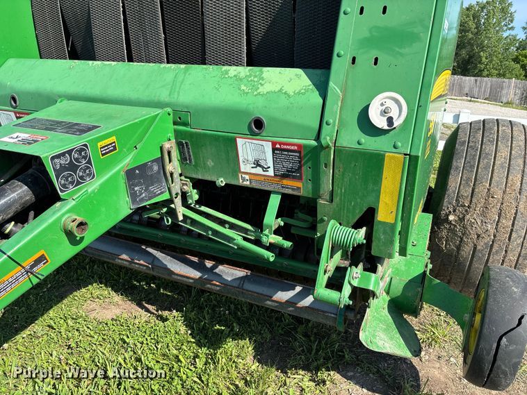 image for item FC5889 2009 John Deere 568 MegaWide Plus round baler
