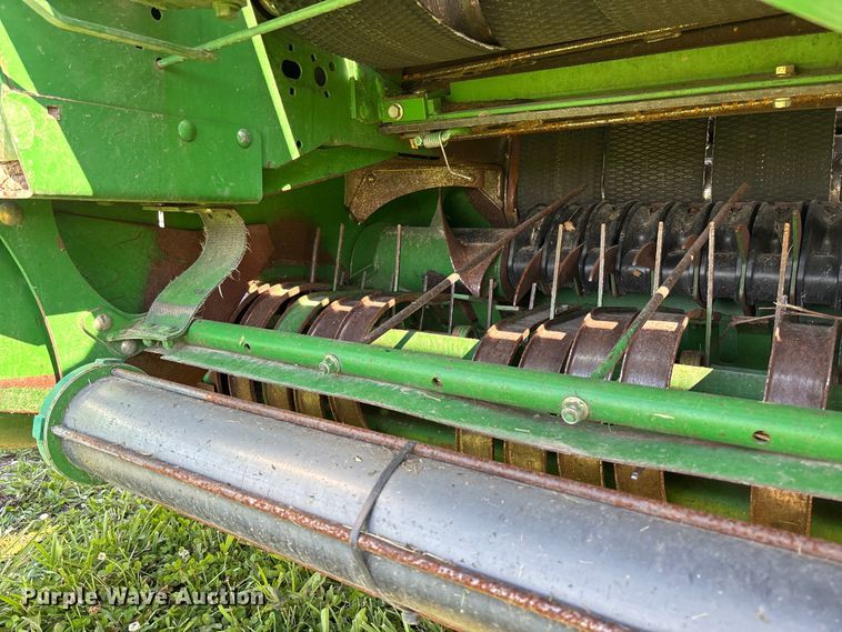 image for item FC5889 2009 John Deere 568 MegaWide Plus round baler