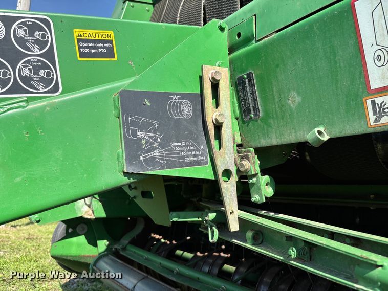 image for item FC5889 2009 John Deere 568 MegaWide Plus round baler