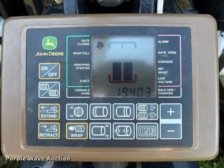 image for item FC5889 2009 John Deere 568 MegaWide Plus round baler