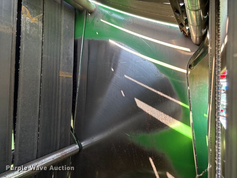 image for item FC5889 2009 John Deere 568 MegaWide Plus round baler
