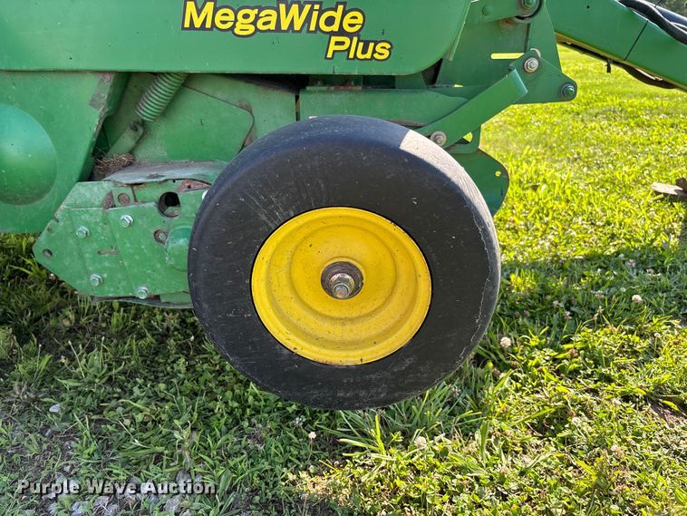 image for item FC5889 2009 John Deere 568 MegaWide Plus round baler