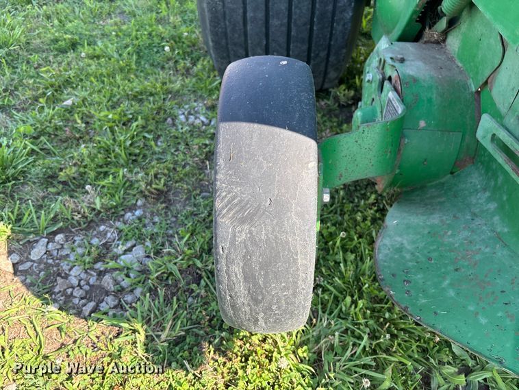 image for item FC5889 2009 John Deere 568 MegaWide Plus round baler