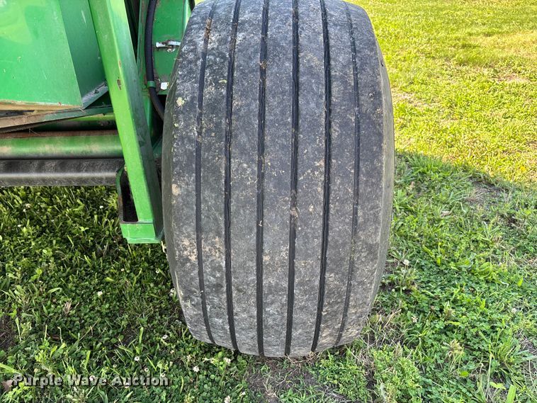 image for item FC5889 2009 John Deere 568 MegaWide Plus round baler