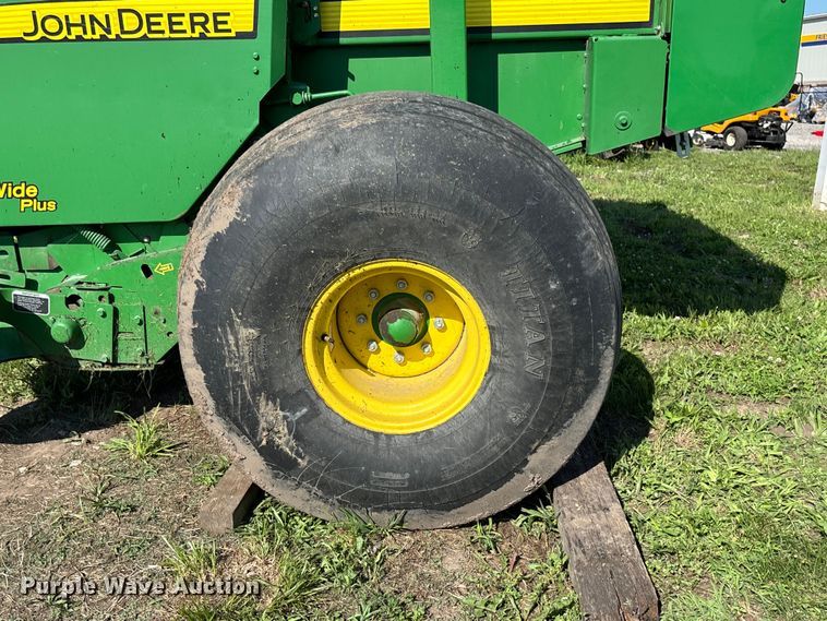 image for item FC5889 2009 John Deere 568 MegaWide Plus round baler