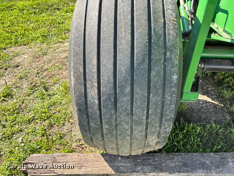 image for item FC5889 2009 John Deere 568 MegaWide Plus round baler
