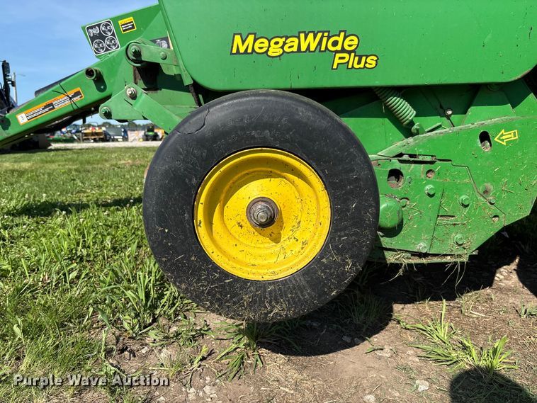 image for item FC5889 2009 John Deere 568 MegaWide Plus round baler