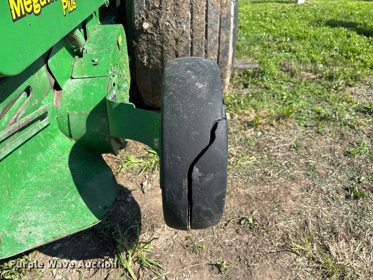 image for item FC5889 2009 John Deere 568 MegaWide Plus round baler