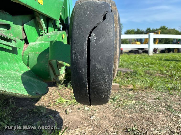 image for item FC5889 2009 John Deere 568 MegaWide Plus round baler