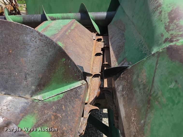 image for item FH6122 John Deere E643 corn head