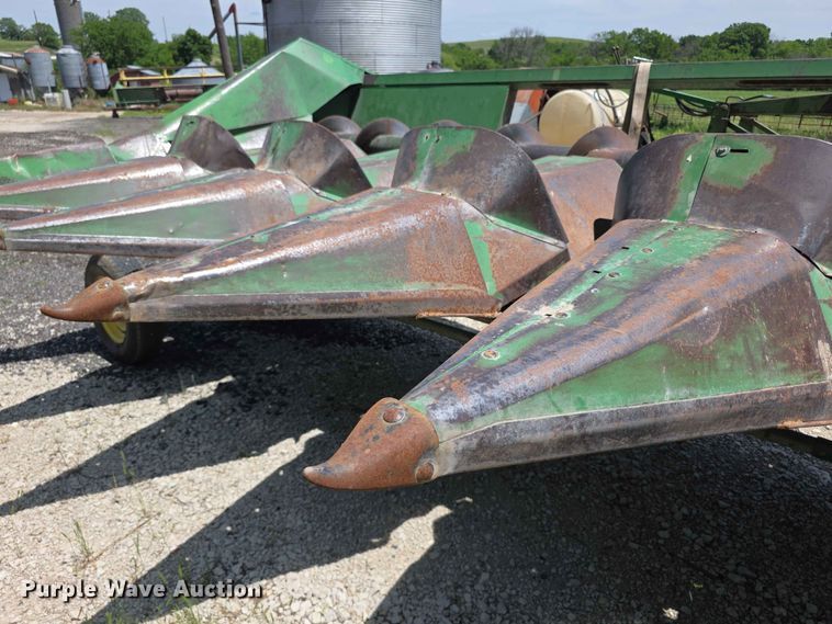 image for item FH6122 John Deere E643 corn head