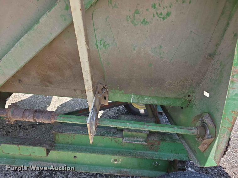 image for item FH6122 John Deere E643 corn head