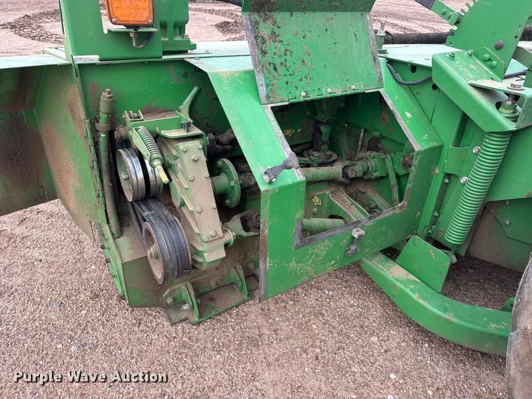 image for item NA9319 2013 John Deere R450 SP swather / windrower