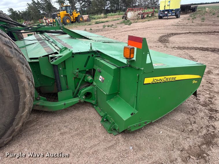 image for item NA9319 2013 John Deere R450 SP swather / windrower