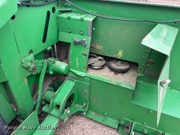 image for item NA9319 2013 John Deere R450 SP swather / windrower
