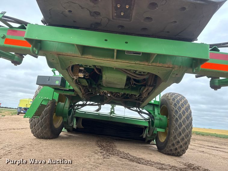 image for item NA9319 2013 John Deere R450 SP swather / windrower