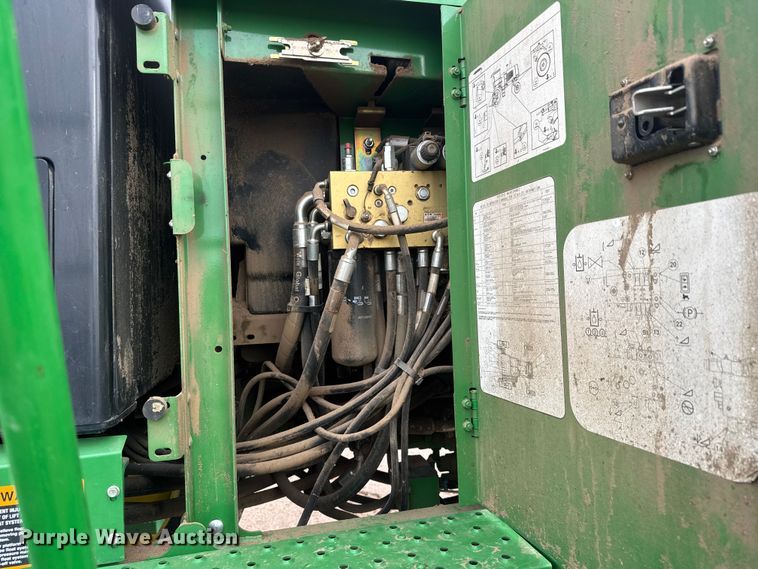 image for item NA9319 2013 John Deere R450 SP swather / windrower