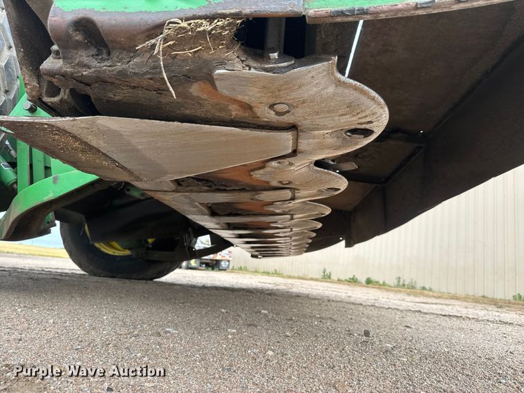 image for item NA9319 2013 John Deere R450 SP swather / windrower