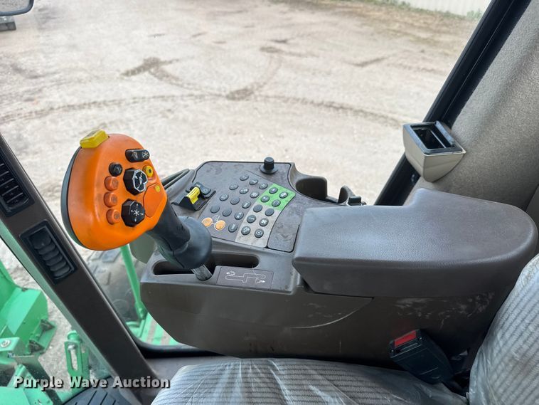 image for item NA9319 2013 John Deere R450 SP swather / windrower