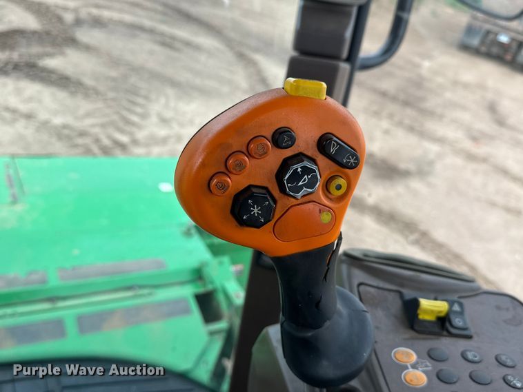 image for item NA9319 2013 John Deere R450 SP swather / windrower