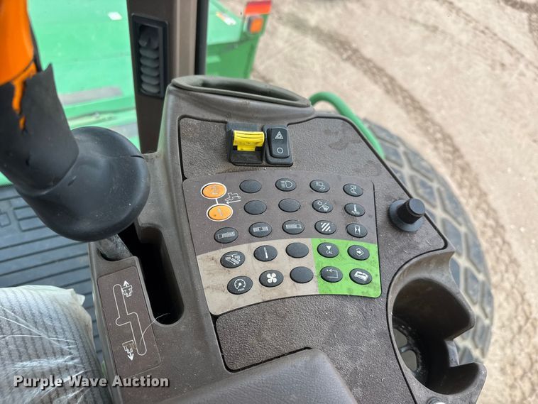 image for item NA9319 2013 John Deere R450 SP swather / windrower