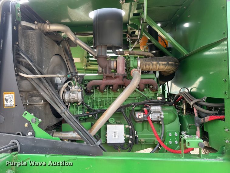 image for item NA9319 2013 John Deere R450 SP swather / windrower