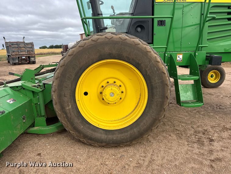 image for item NA9319 2013 John Deere R450 SP swather / windrower