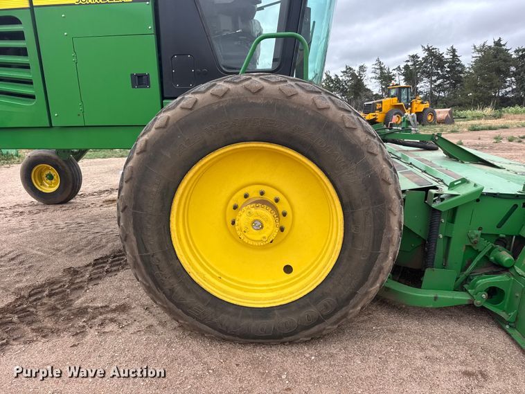 image for item NA9319 2013 John Deere R450 SP swather / windrower