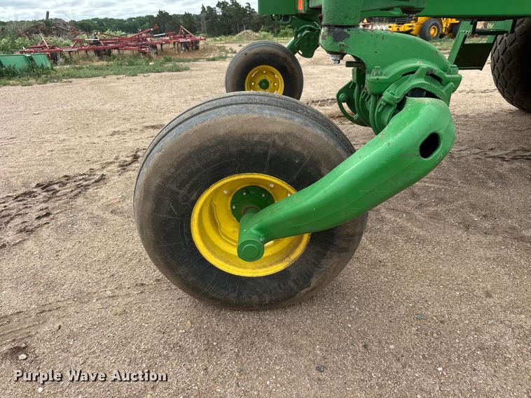 image for item NA9319 2013 John Deere R450 SP swather / windrower