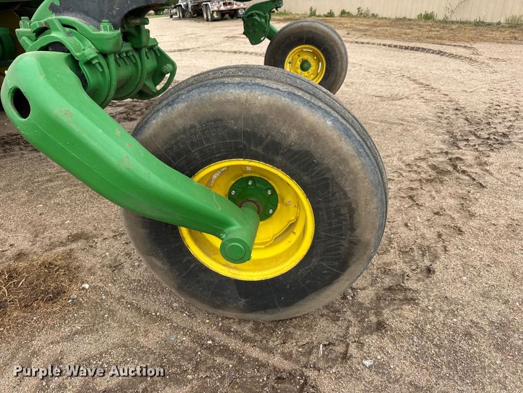 image for item NA9319 2013 John Deere R450 SP swather / windrower