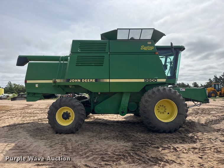image for item NA9323 1992 John Deere 9600 combine