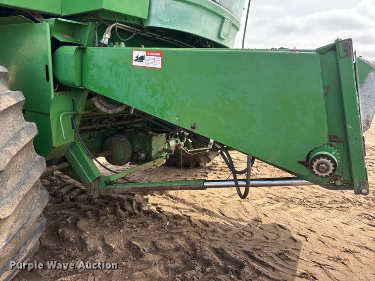 image for item NA9323 1992 John Deere 9600 combine
