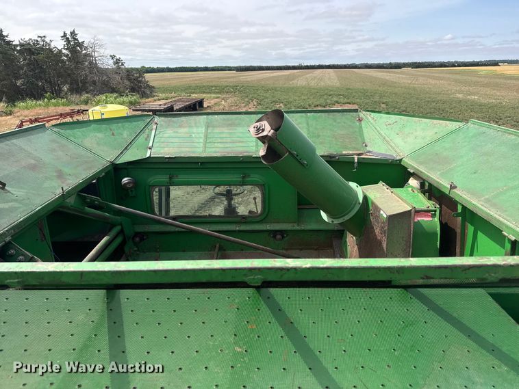 image for item NA9323 1992 John Deere 9600 combine