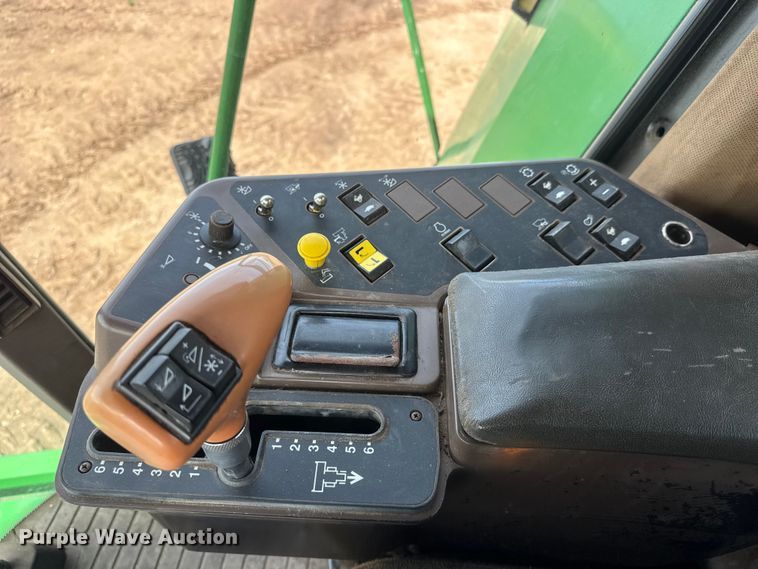 image for item NA9323 1992 John Deere 9600 combine