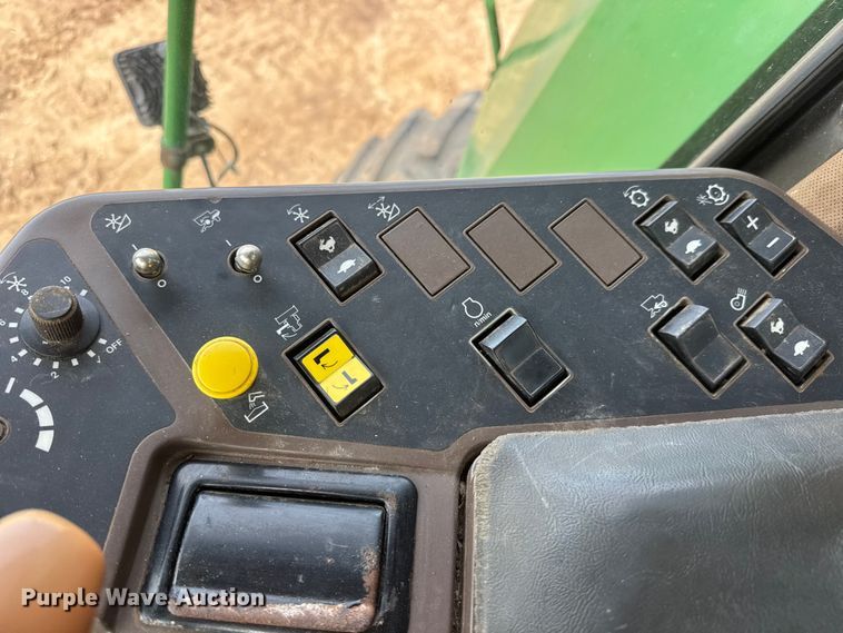 image for item NA9323 1992 John Deere 9600 combine
