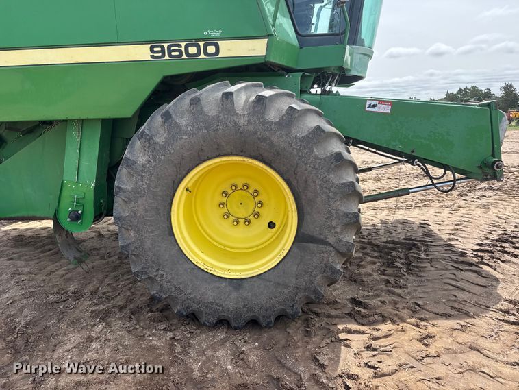 image for item NA9323 1992 John Deere 9600 combine