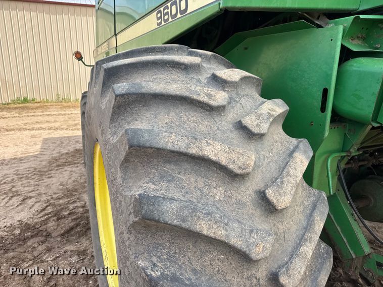 image for item NA9323 1992 John Deere 9600 combine