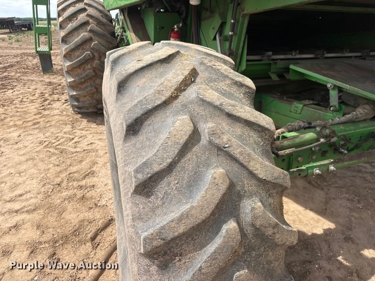 image for item NA9323 1992 John Deere 9600 combine