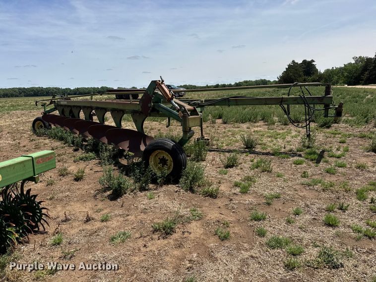 image for item NA9326 John Deere 2350-2450 plow
