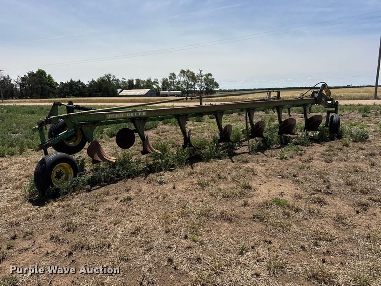 image for item NA9326 John Deere 2350-2450 plow