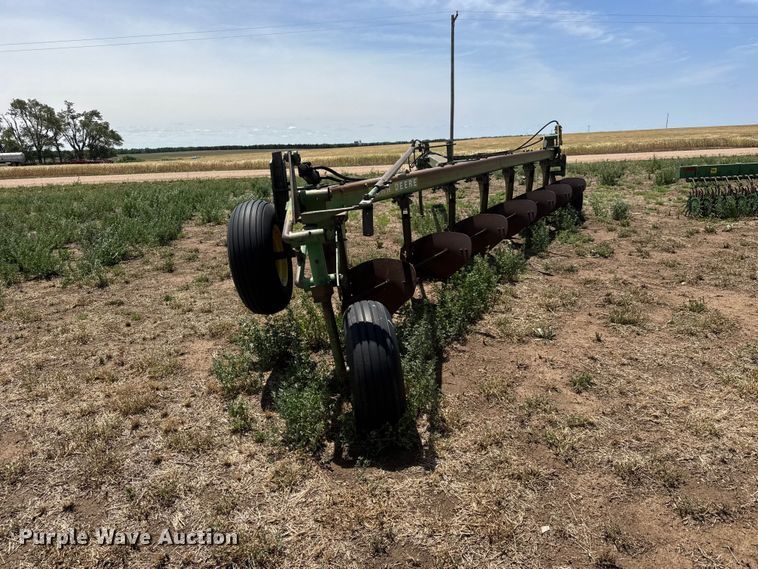 image for item NA9326 John Deere 2350-2450 plow