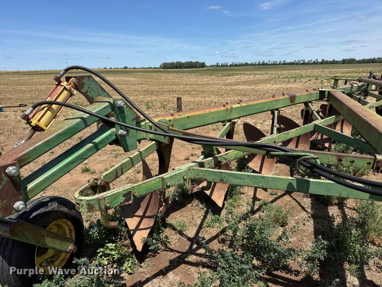 image for item NA9326 John Deere 2350-2450 plow