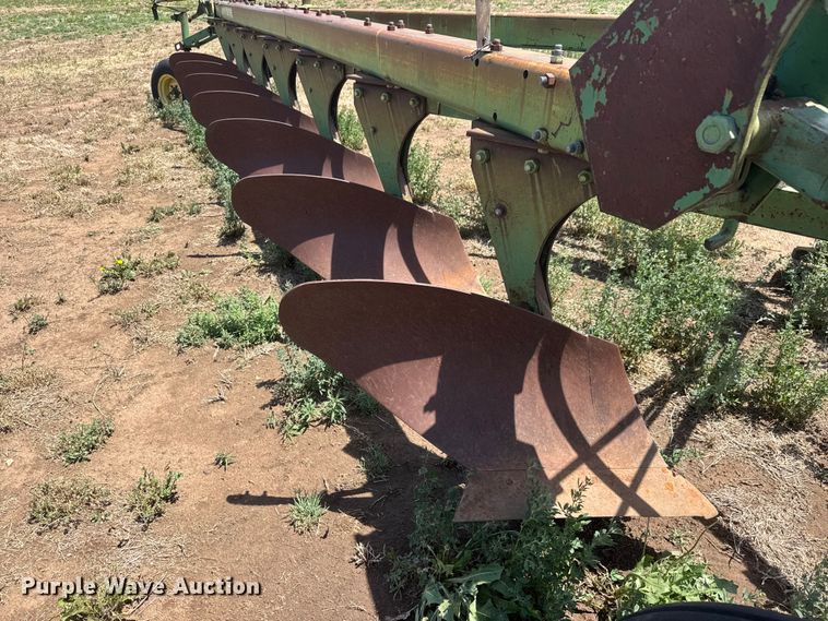 image for item NA9326 John Deere 2350-2450 plow